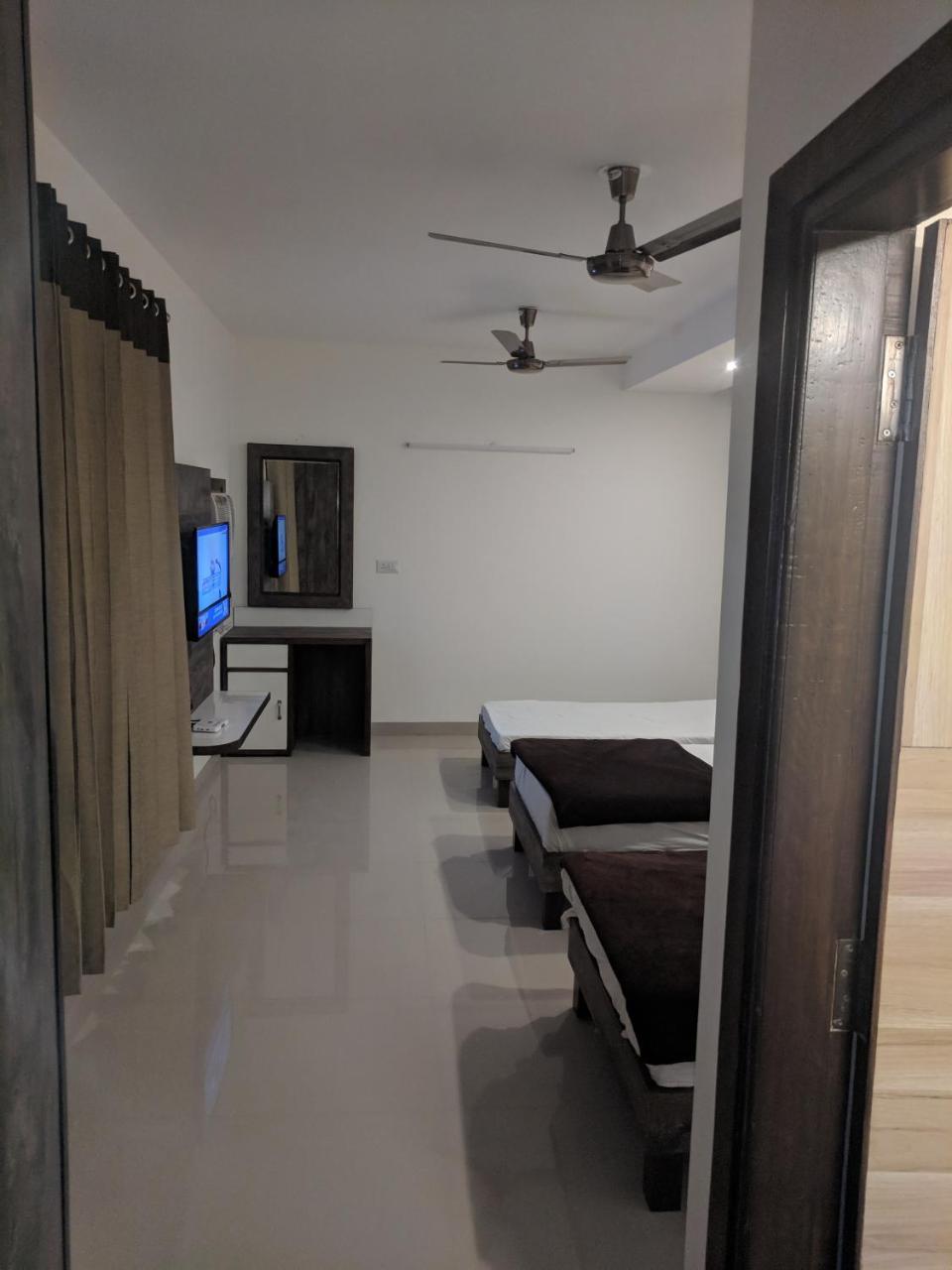 Pride Home Nayagaon Buitenkant foto
