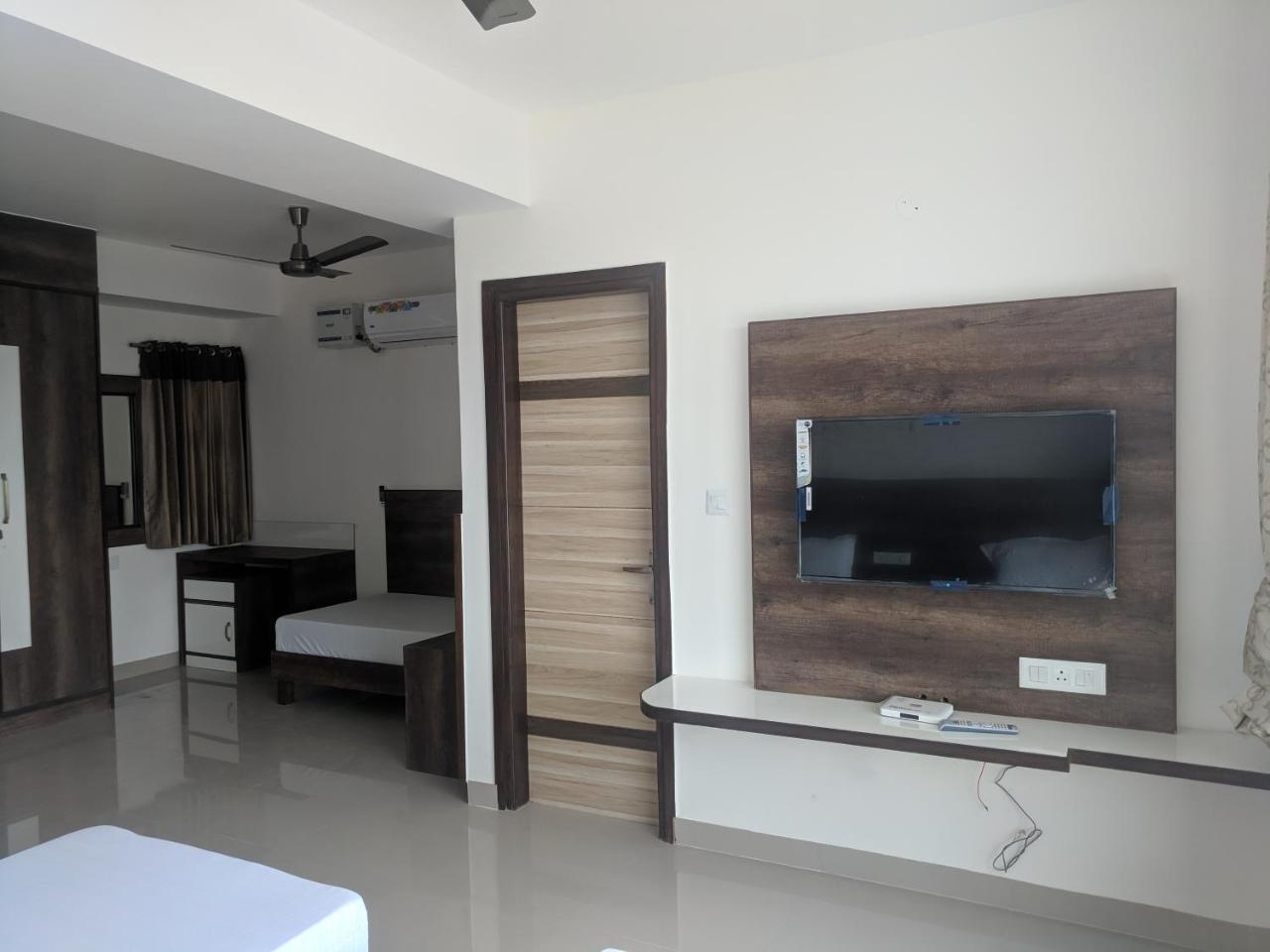 Pride Home Nayagaon Buitenkant foto