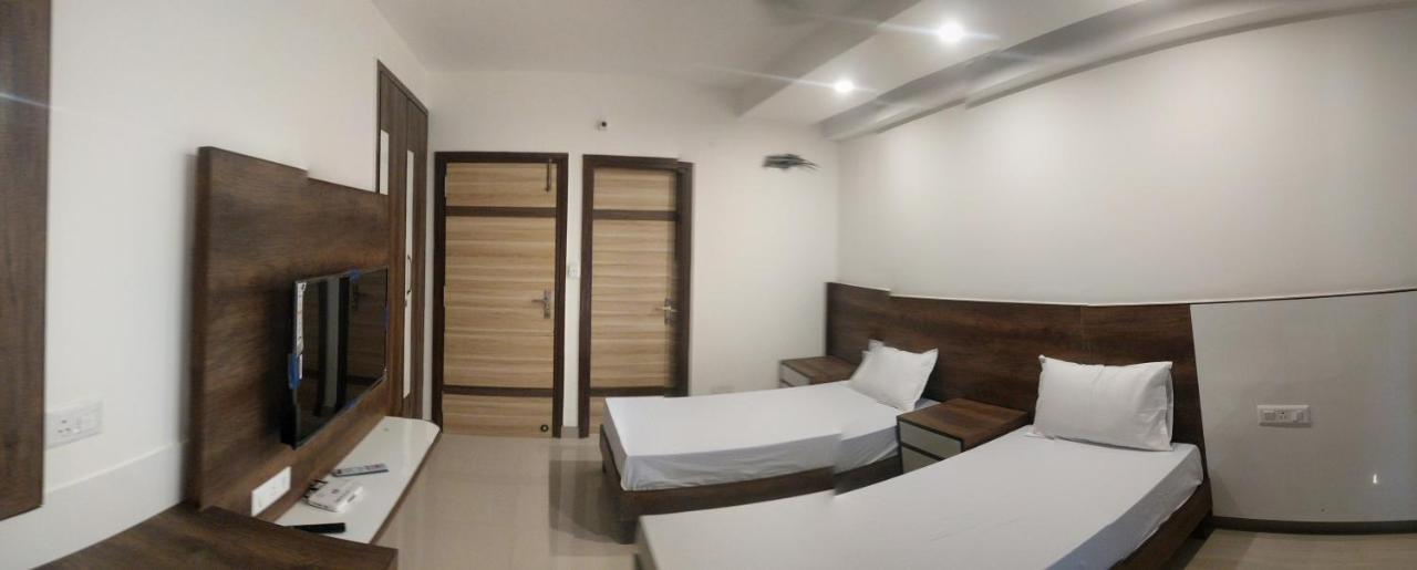 Pride Home Nayagaon Buitenkant foto